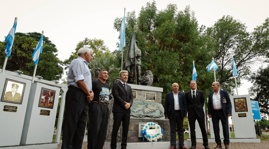 En General Galarza, Frigerio encabezó el acto por el Día del Veterano y de los Caídos en la Guerra de Malvinas
