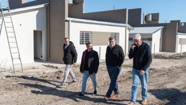 #PiedrasBlancas: Autoridades provinciales y municipales recorrieron las 18 viviendas que se construyen