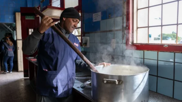 Piden que el Gobierno precise los términos de la contratación de una firma privada para proveer de alimentos a comedores escolares