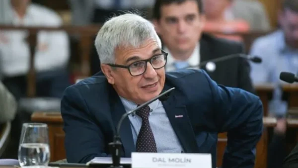 «La reforma es tan mala que ni el propio Dal Molín quiso esperarla»: duras críticas del bustismo al senador oficialista.
