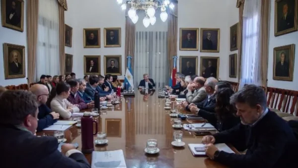 El gobernador encabezó la reunión de Gabinete con los temas obras, producción, salud y energía como ejes de trabajo