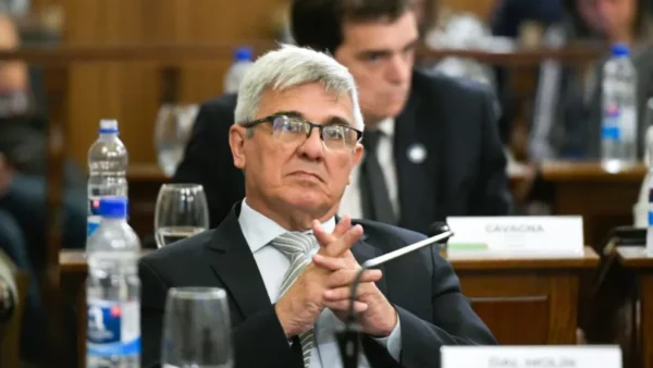 Senador radical aboga por unas PASO no obligatorias y reconoce diálogos con legisladoras que abandonaron el PJ