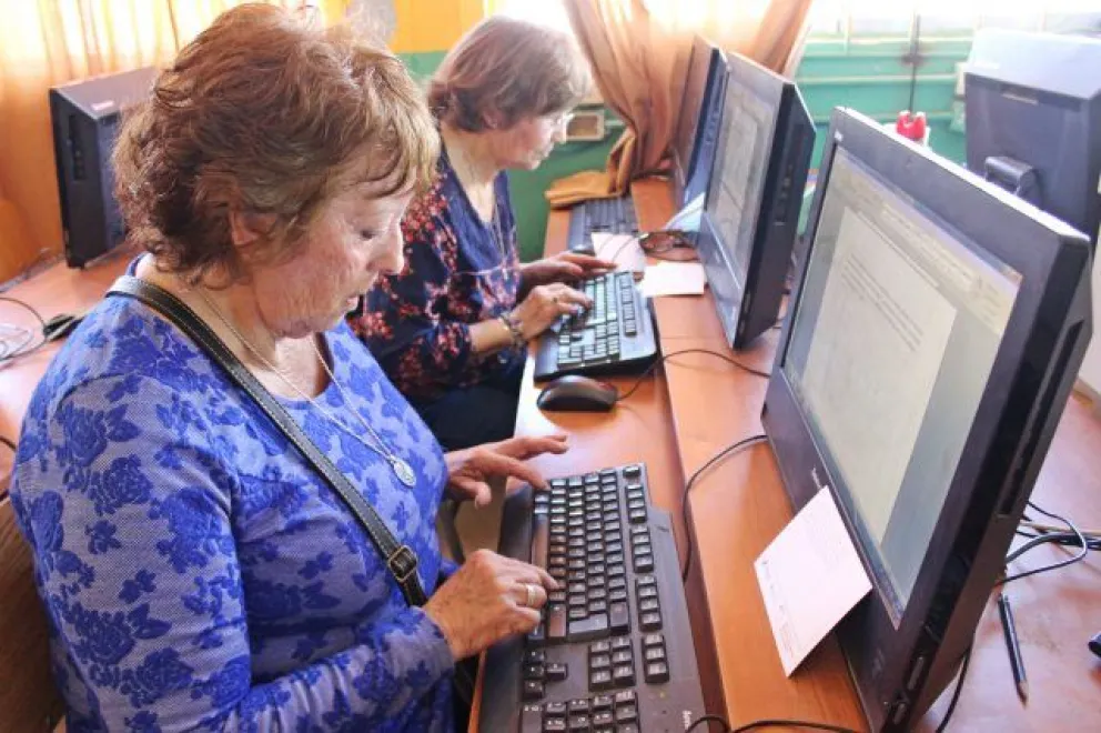 Proponer una ley de Inclusión y Alfabetización Digital Integral para personas mayores