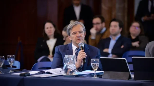 Bahl propone un mandato dual para el Banco Central: preservar el valor de la moneda y promover el empleo sostenible