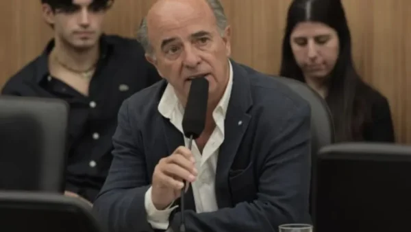 Benedit reivindicó la visita a exmilitares condenados por delitos de lesa humanidad y la plenaria terminó entre gritos