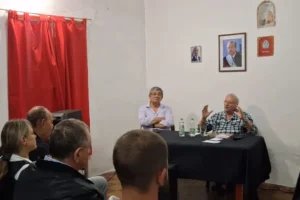 Con la organización de la Agrupación Homero Manzi, “Changui” Cáceres encabezó un debate político en Paraná