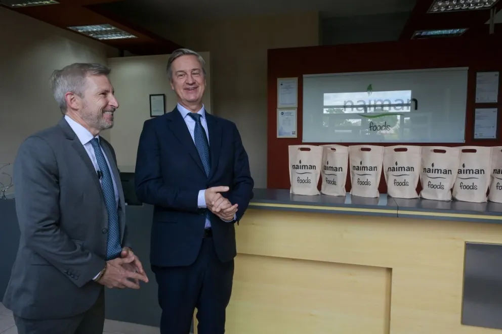 Frigerio entregó el certificado de adhesión al RINI a una empresa exportadora de miel y legumbres de Paraná
