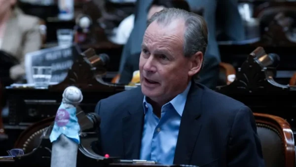 Bordet cuestionó al oficialismo por frenar las iniciativas que alivian el endeudamiento familiar